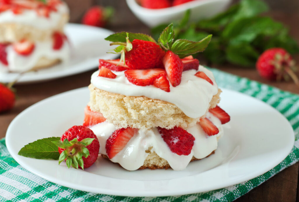 Sponge cake with cream and strawberries